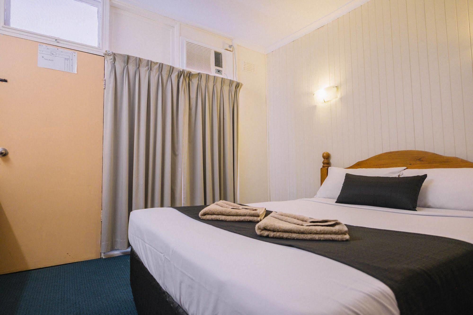 Stawell'S London Motor Inn Buitenkant foto