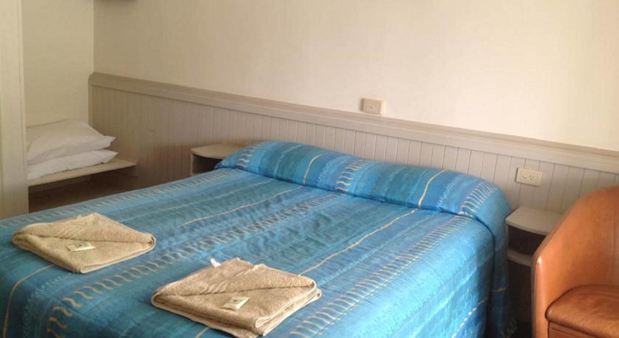 Stawell'S London Motor Inn Buitenkant foto