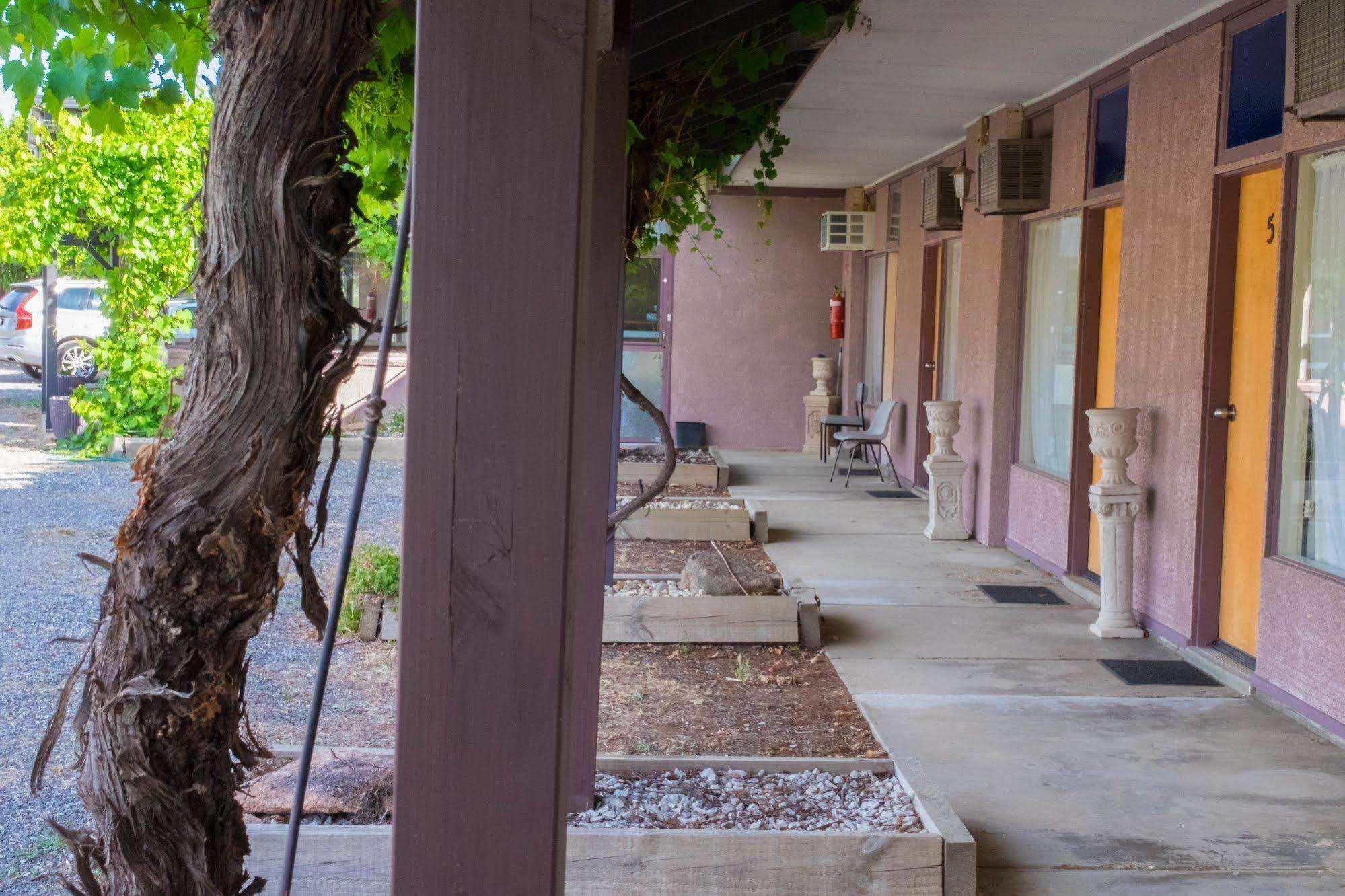 Stawell'S London Motor Inn Buitenkant foto
